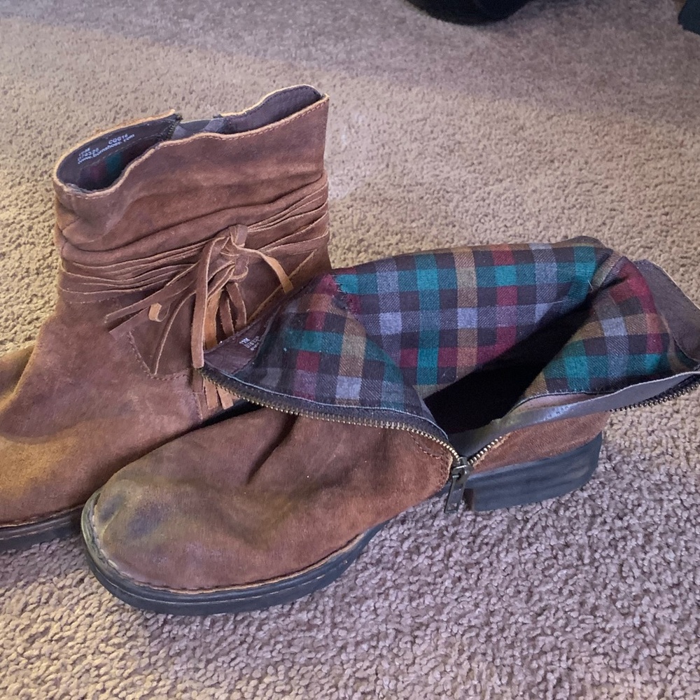 Ankle boots with outside and inside details